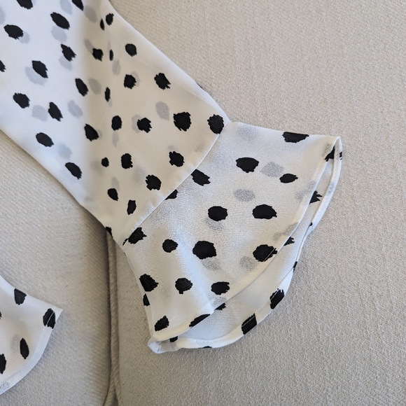 Banana Republic women's white with black dots blouse, medium with ruffle cuffs - Picture 5 of 5